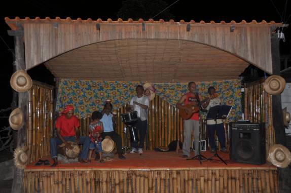 Banda de Carimbó se apresentando em Alter do Chão - PA